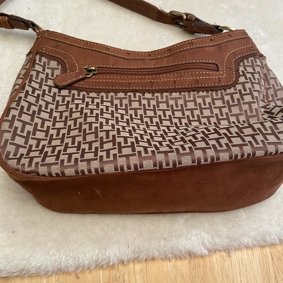 Tommy Hilfiger Monogrammed bag with minor flaws. - Picture 4 of 8